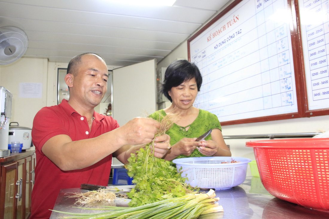 Mang tết ra nhà giàn DK1 - Ảnh 6.