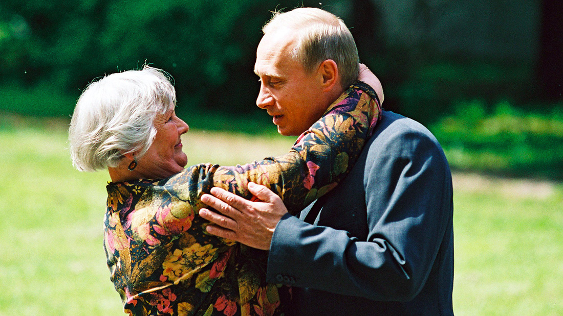 Nhảy múa cùng Bush, và những hình ảnh thú vị 20 năm ông Putin nắm quyền - Ảnh 5.