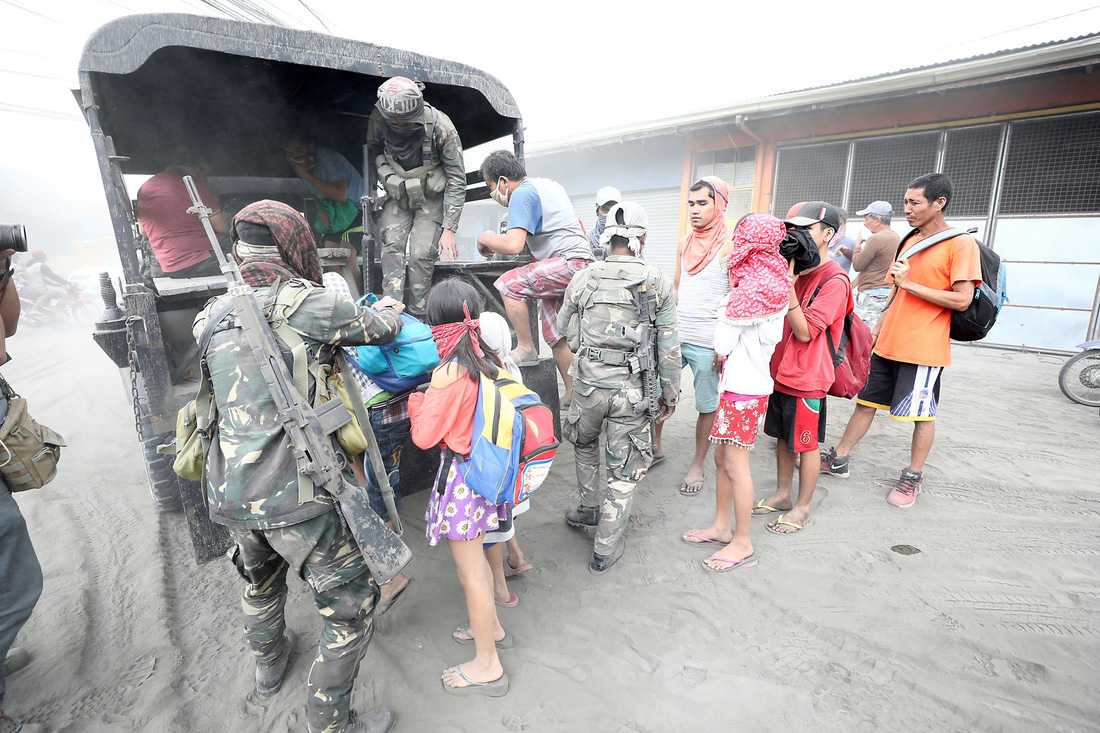 Bụi mù vì núi lửa, Philippines nghiêm cấm nâng giá khẩu trang trục lợi - Ảnh 1.