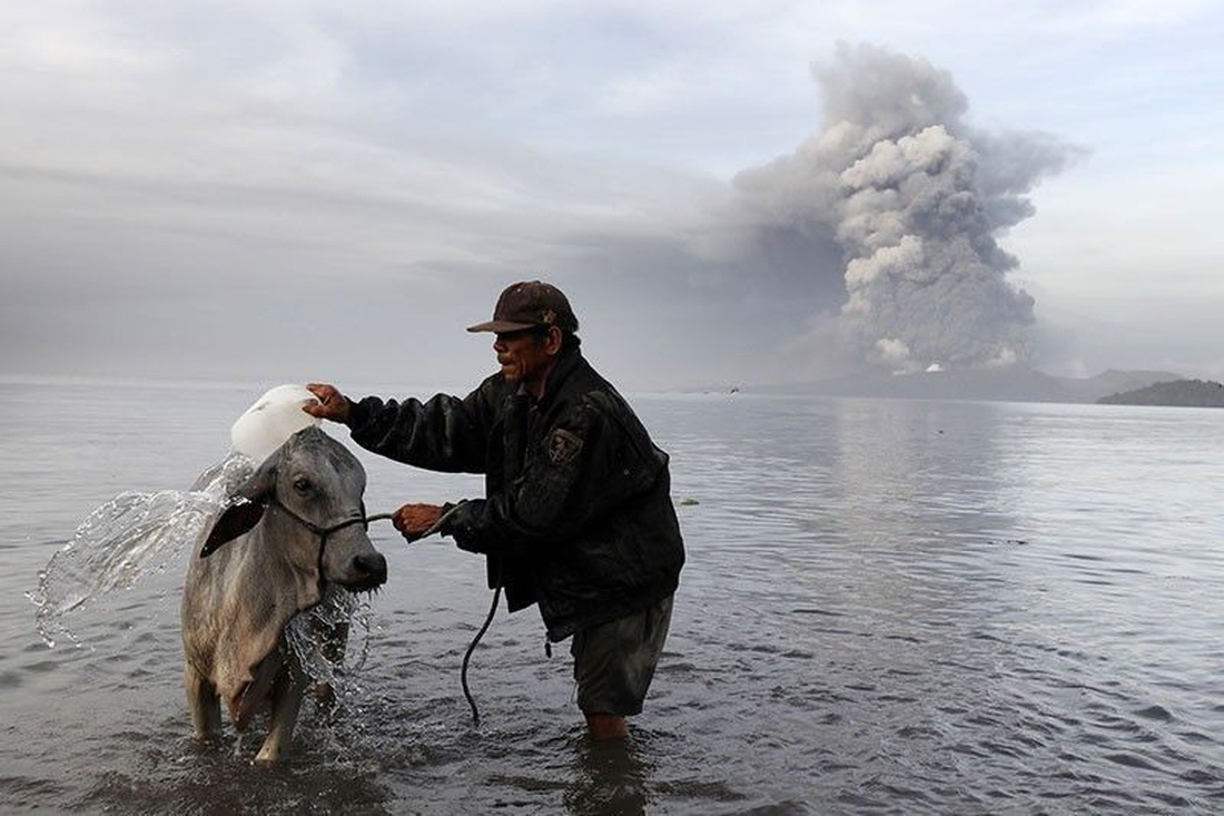 Bụi mù vì núi lửa, Philippines nghiêm cấm nâng giá khẩu trang trục lợi - Ảnh 4.