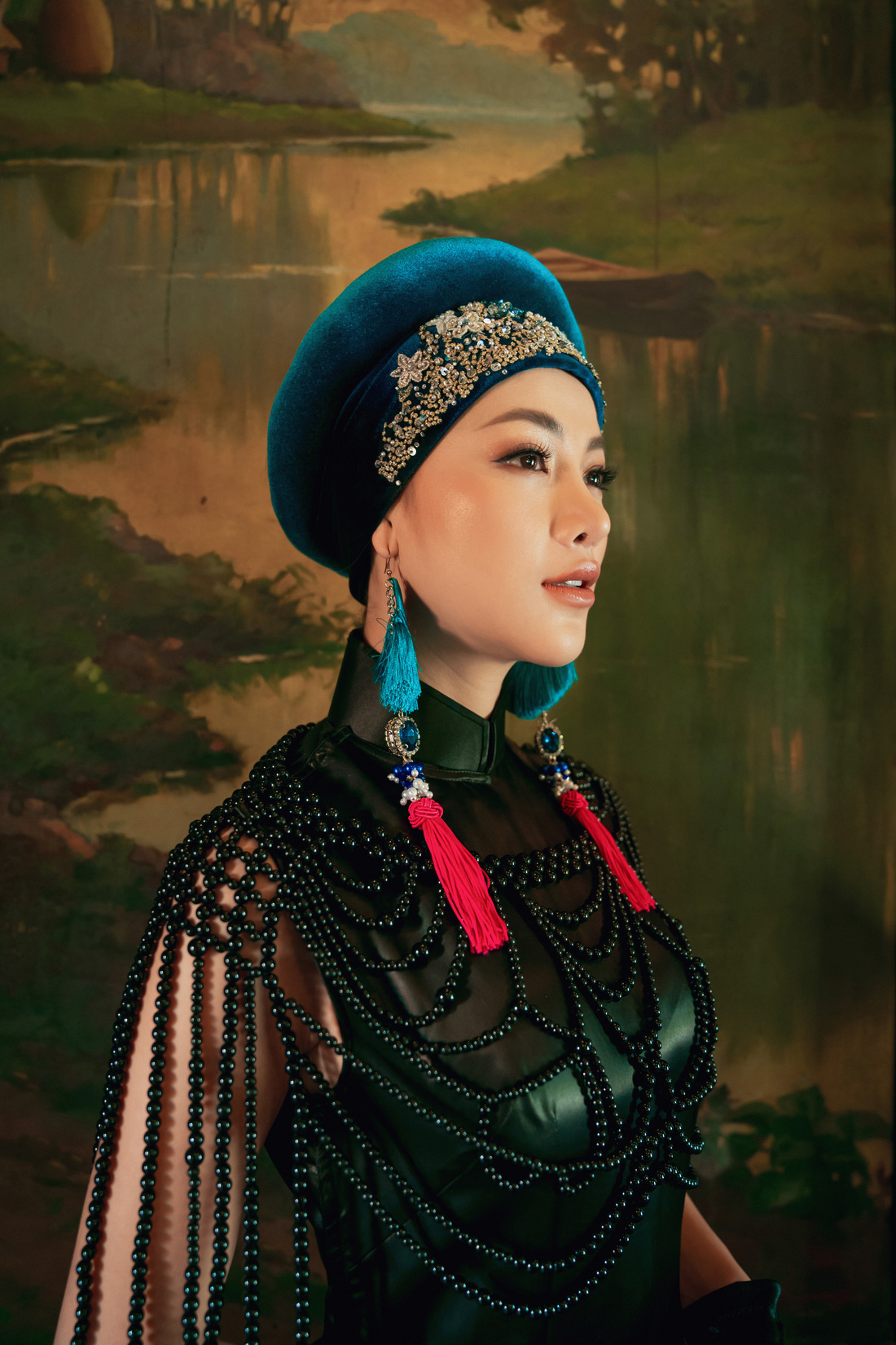 Hoa hậu Phương Khánh, Minh Tú khoe sắc trong bộ sưu tập áo dài Bay lả bay la - Ảnh 4.