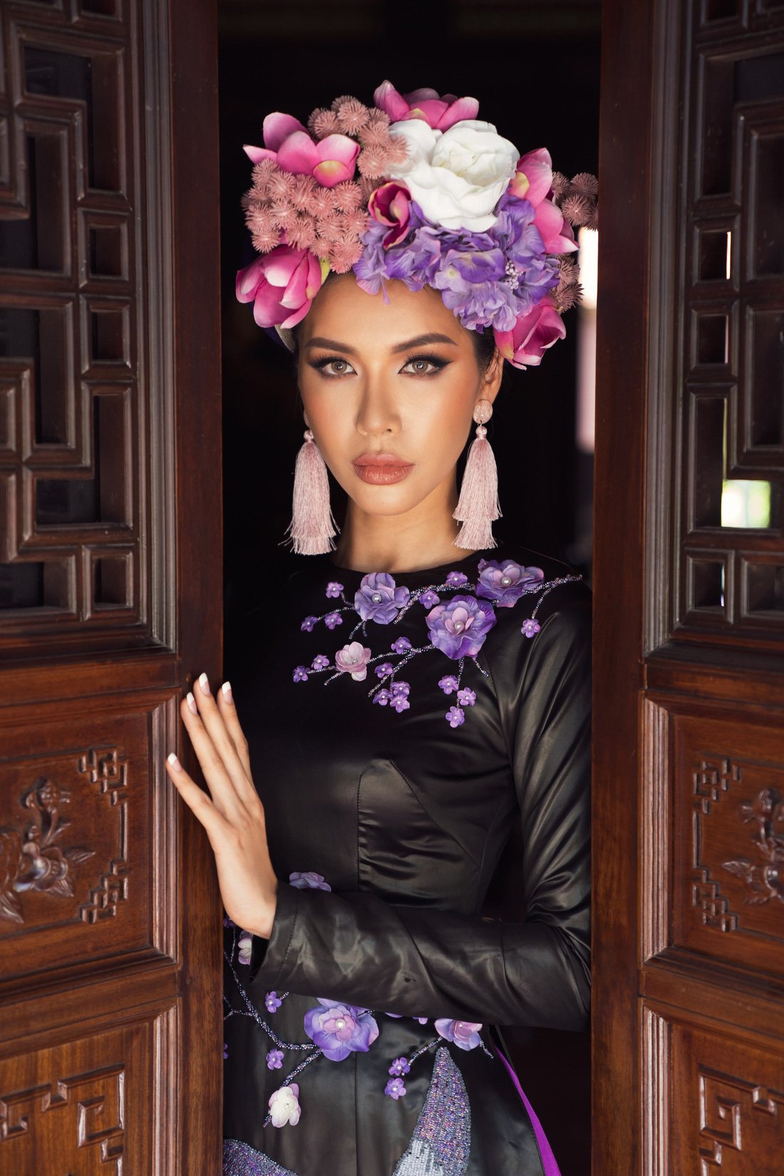 Hoa hậu Phương Khánh, Minh Tú khoe sắc trong bộ sưu tập áo dài Bay lả bay la - Ảnh 5.