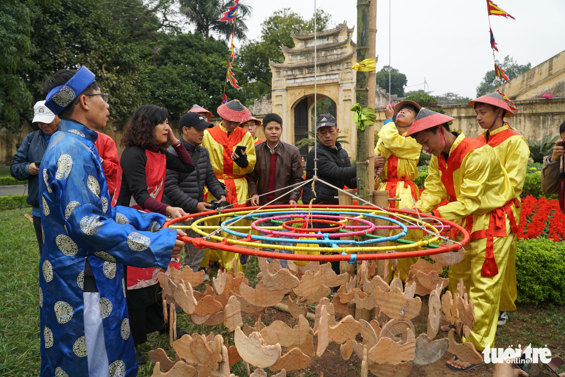 Thả cá chép, dựng cây nêu đón năm mới tại Hoàng thành Thăng Long - Ảnh 7.