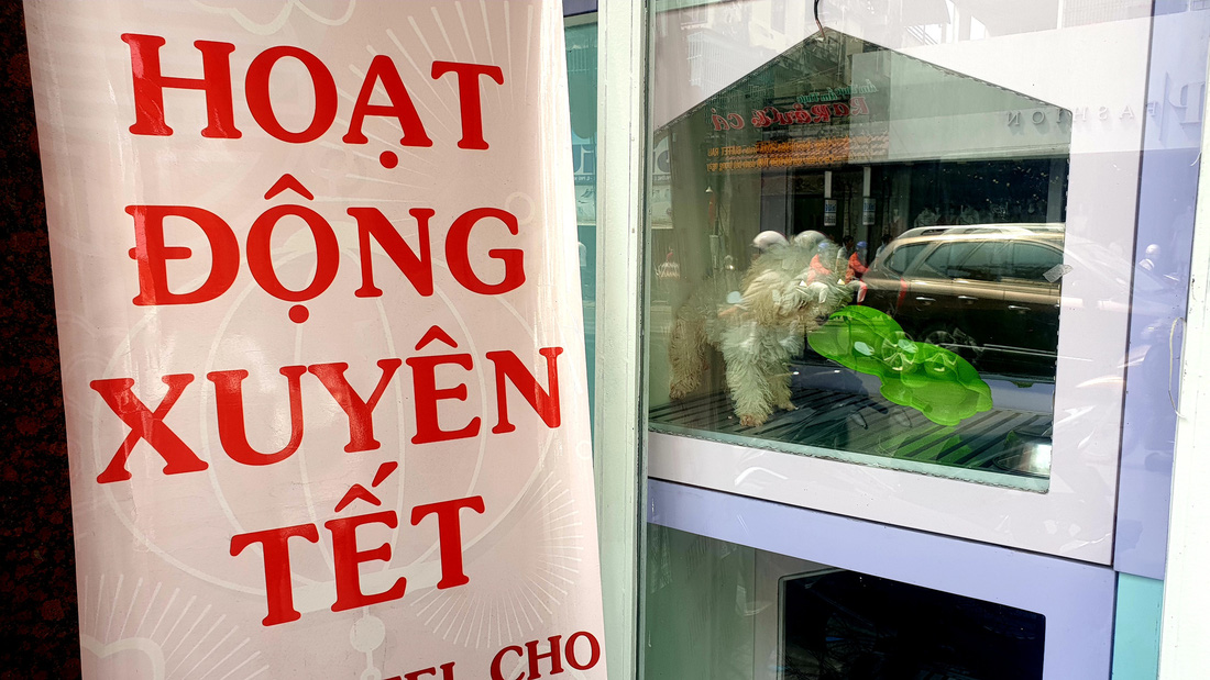 Mới 26, nhiều tiệm ở Sài Gòn bán tháo hàng, đóng cửa nghỉ tết sớm - Ảnh 11.
