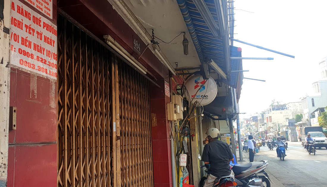 Mới 26, nhiều tiệm ở Sài Gòn bán tháo hàng, đóng cửa nghỉ tết sớm - Ảnh 1.