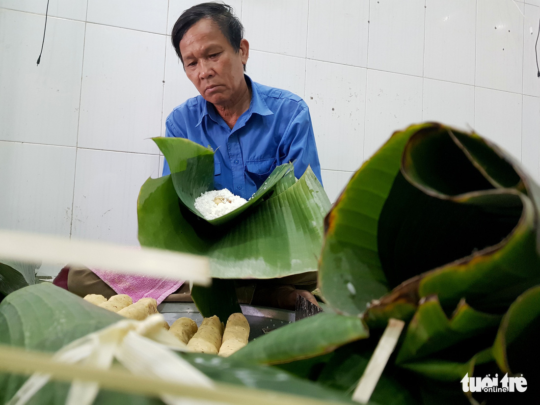 Tiểu đội nông dân Huế ‘cưỡi’ phi cơ vô Sài Gòn gói bánh chưng, bánh tét - Ảnh 7.