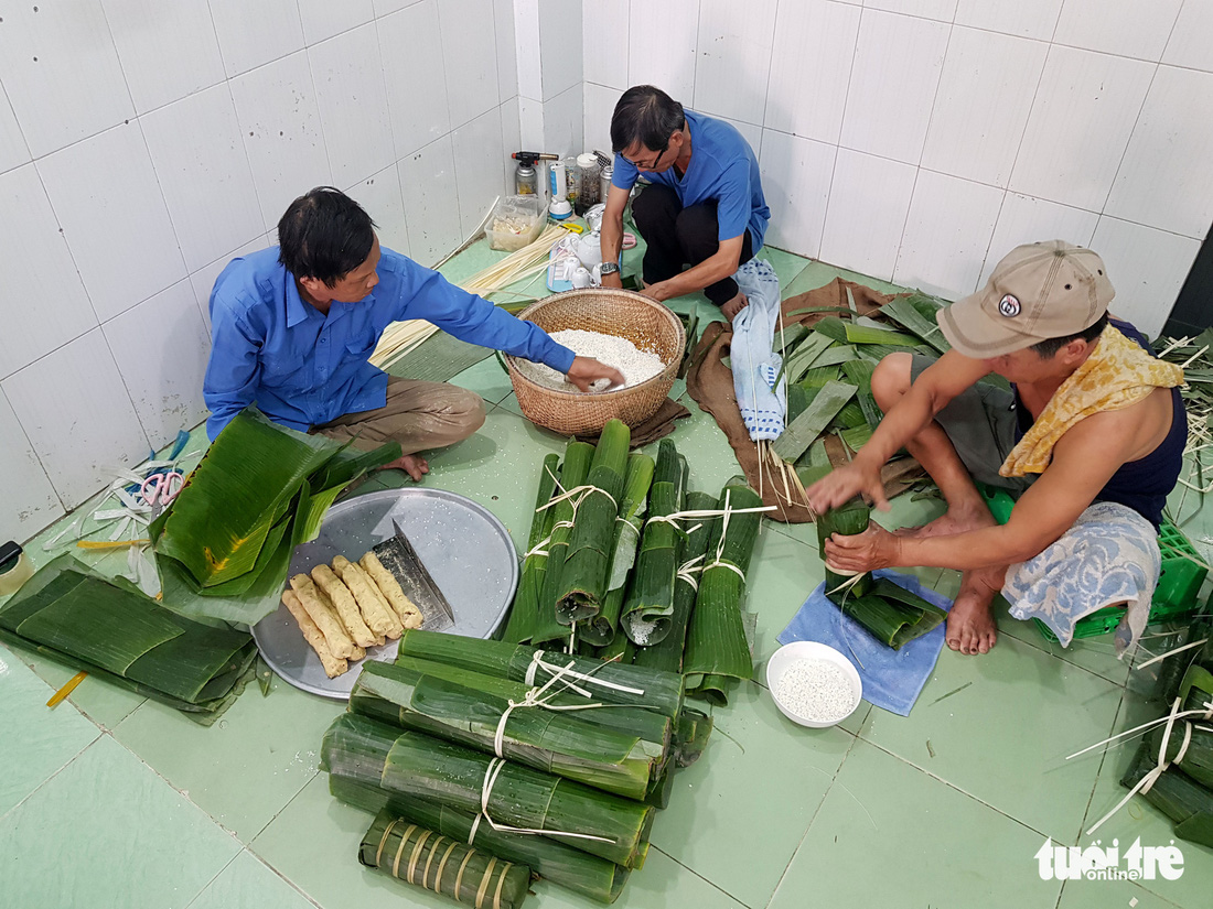 Tiểu đội nông dân Huế ‘cưỡi’ phi cơ vô Sài Gòn gói bánh chưng, bánh tét - Ảnh 2.