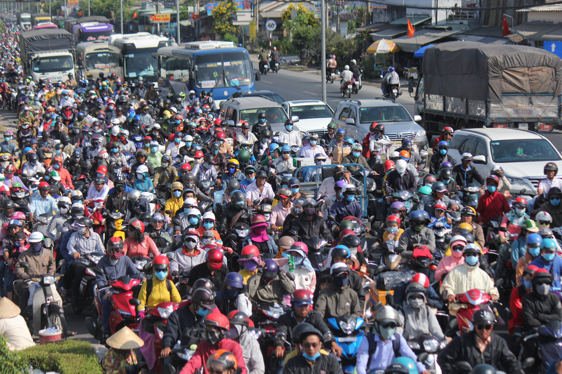 Hàng chục ngàn xe máy chen chúc dưới trời nắng nóng nhích về miền Tây - Ảnh 6.