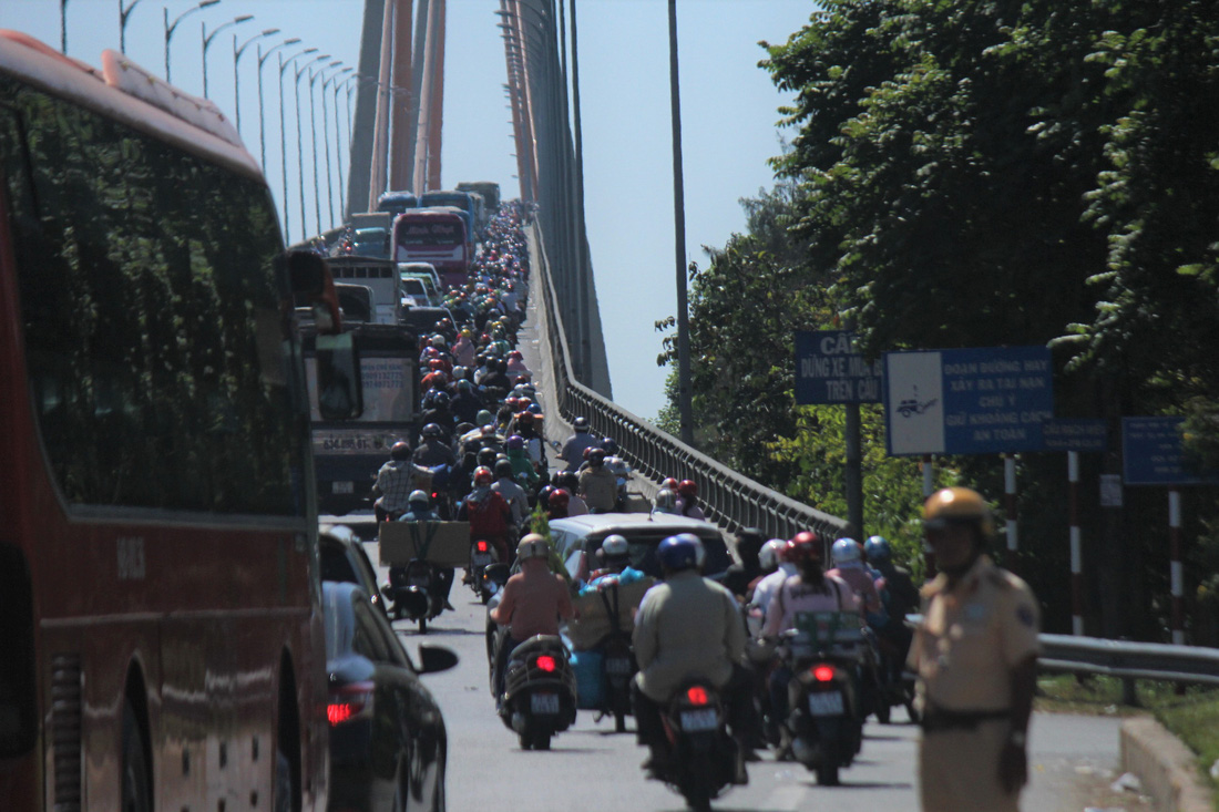 Hàng chục ngàn xe máy chen chúc dưới trời nắng nóng nhích về miền Tây - Ảnh 9.
