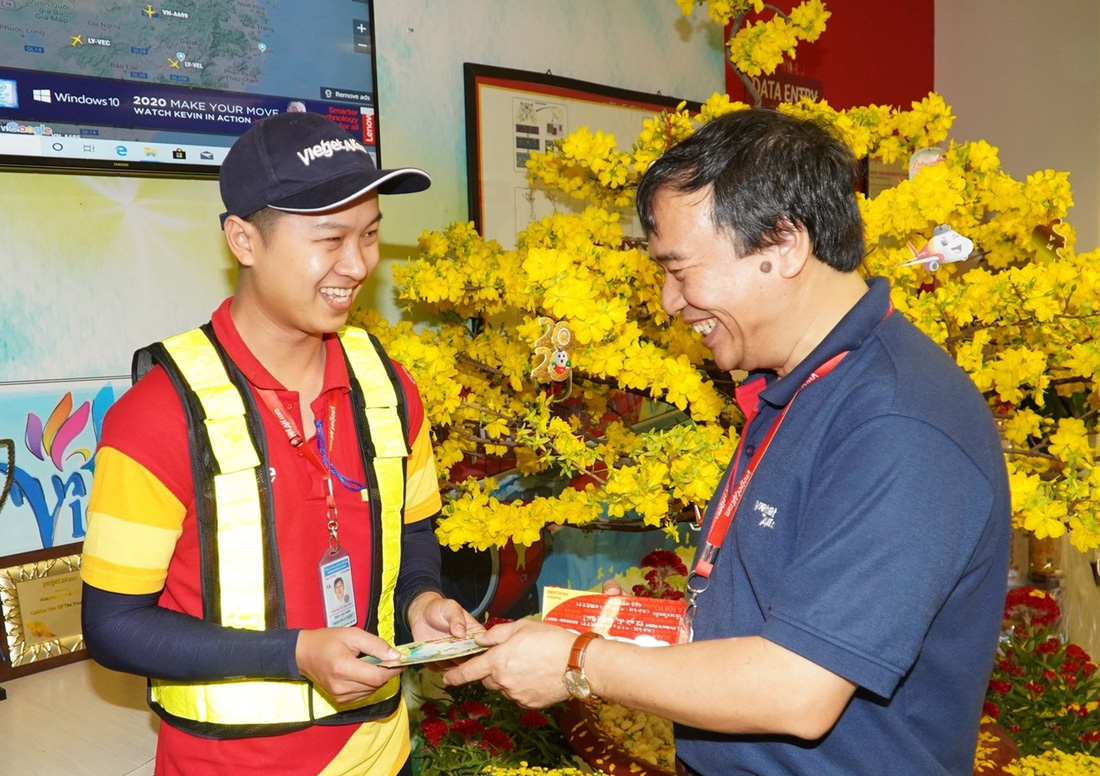 Nữ tỉ phú Vietjet Nguyễn Thị Phương Thảo bất ngờ xuất hiện tại Tân Sơn Nhất - Ảnh 5.