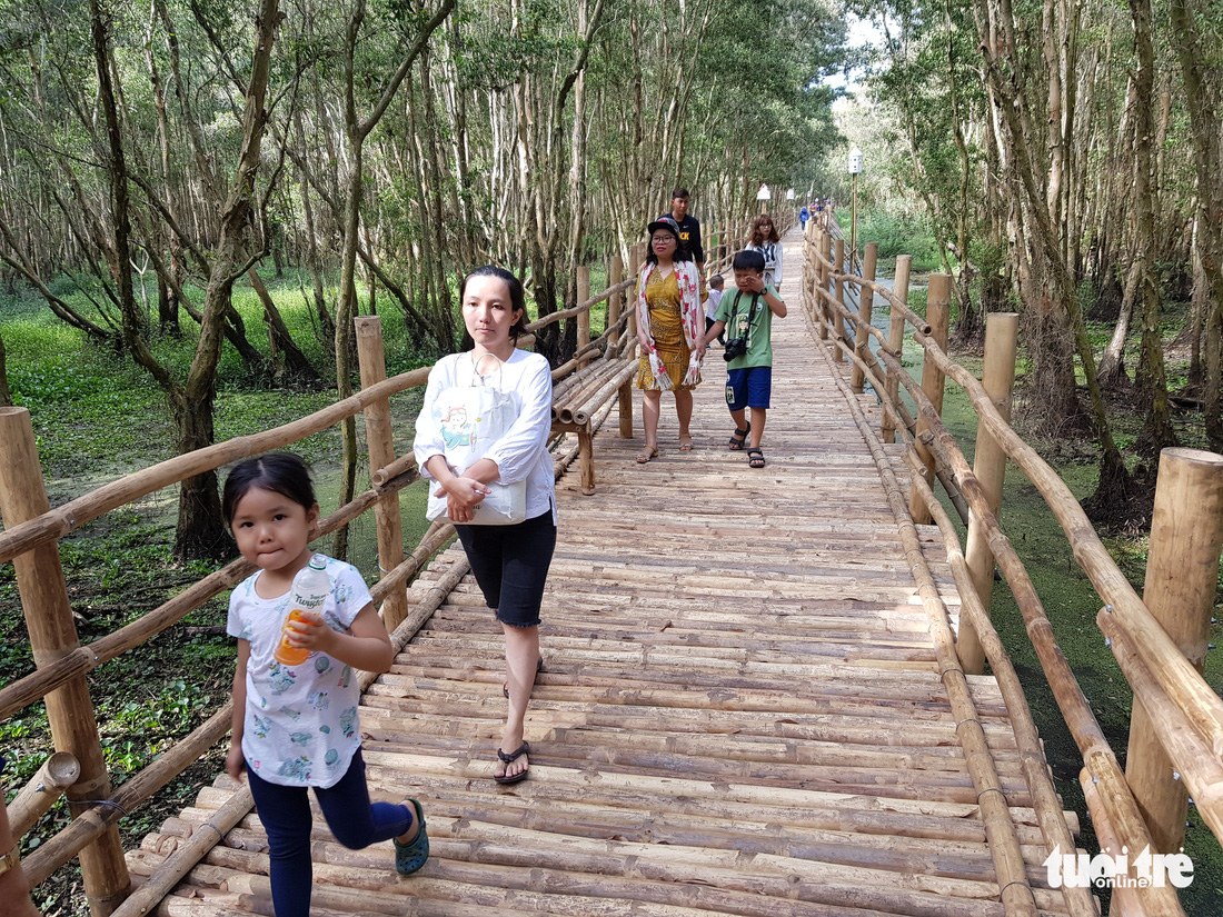 Khách đi cầu Tre dài nhất Việt Nam 10km, mỏi chân thì ăn buffet bánh tét, bánh bò - Ảnh 1.