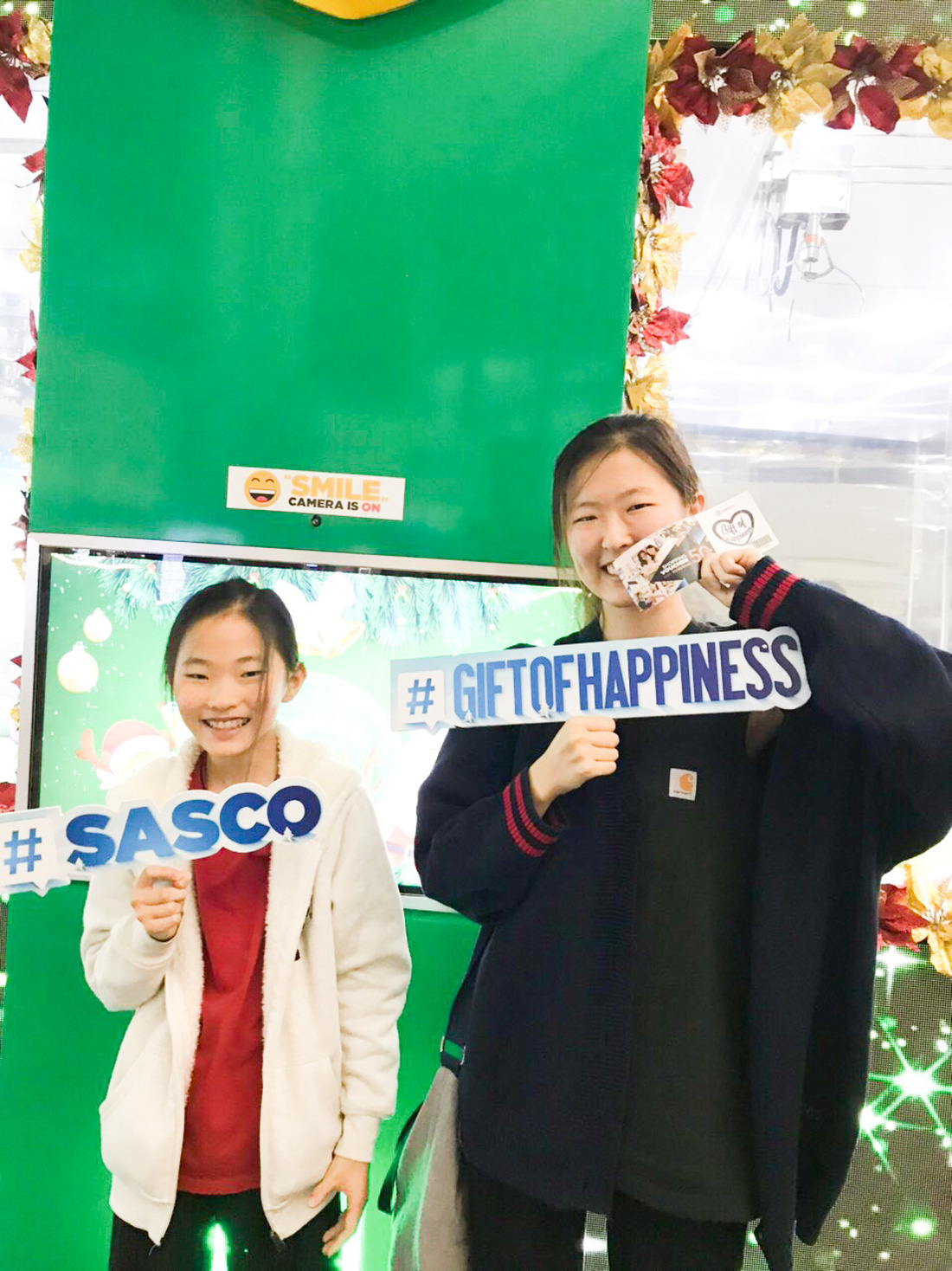 Hành khách tận hưởng cơn mưa quà tặng từ Gift of happiness - Ảnh 5.