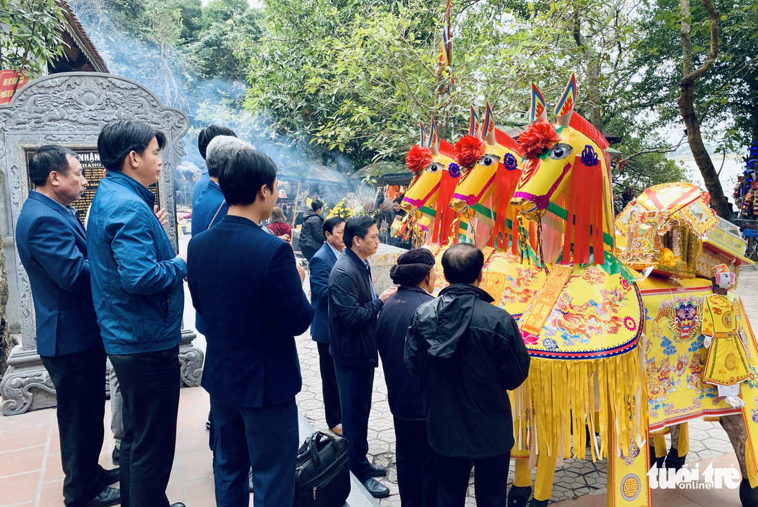 Đi lễ đền ông Hoàng Mười, đền chợ Củi đầu năm: Dân đốt tiền triệu vàng mã - Ảnh 6.