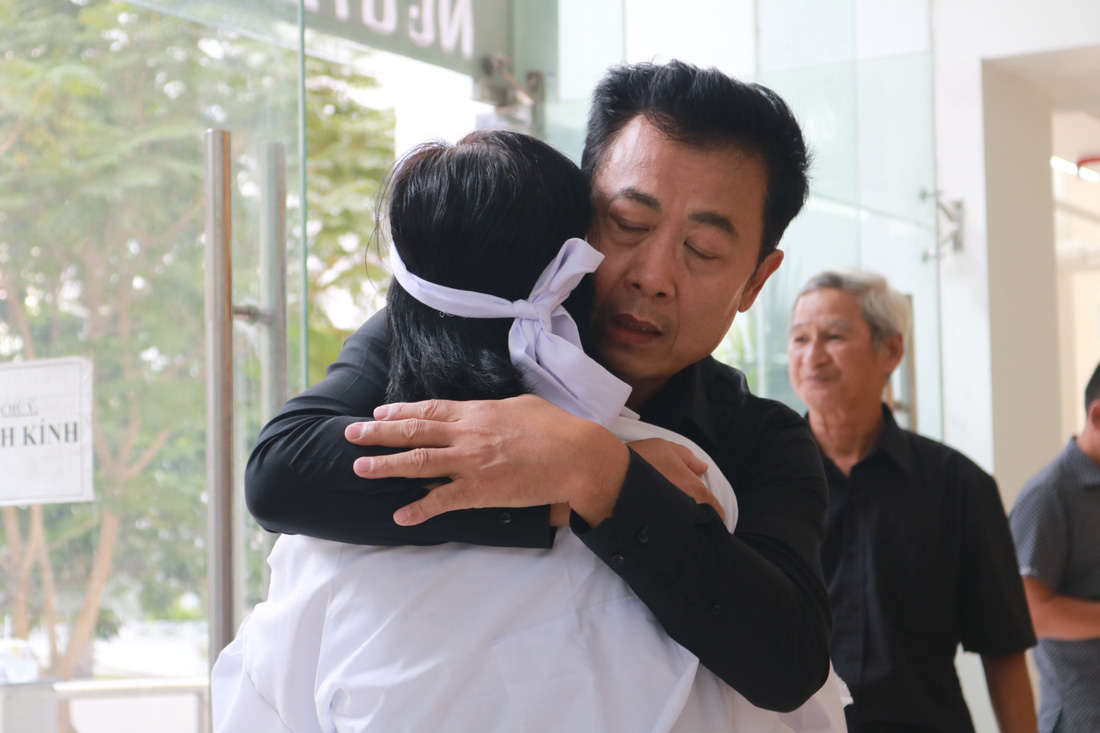 Nguyên Thủ tướng Nguyễn Tấn Dũng và nhiều nghệ sĩ đến chia buồn cùng gia đình Nguyễn Chánh Tín - Ảnh 4.
