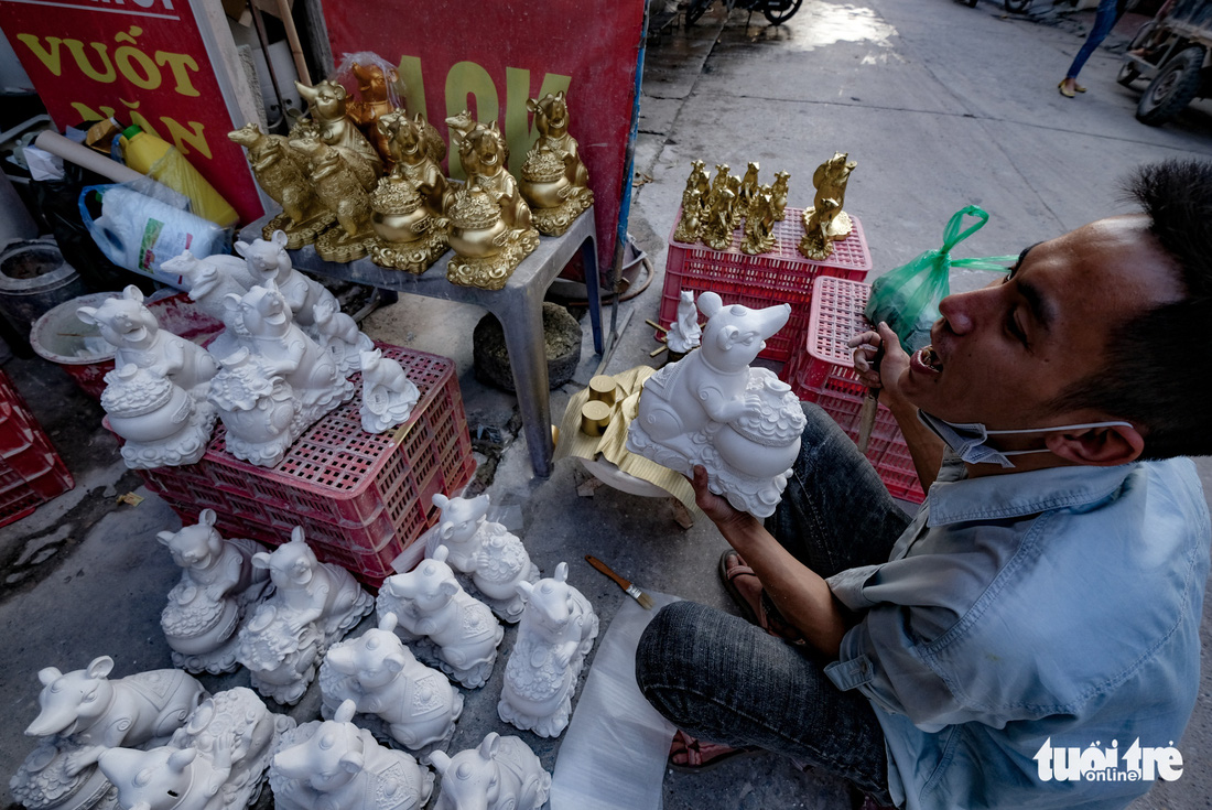 Chuột vàng làng Bát Tràng giá rẻ, đắt khách những ngày giáp tết - Ảnh 10.