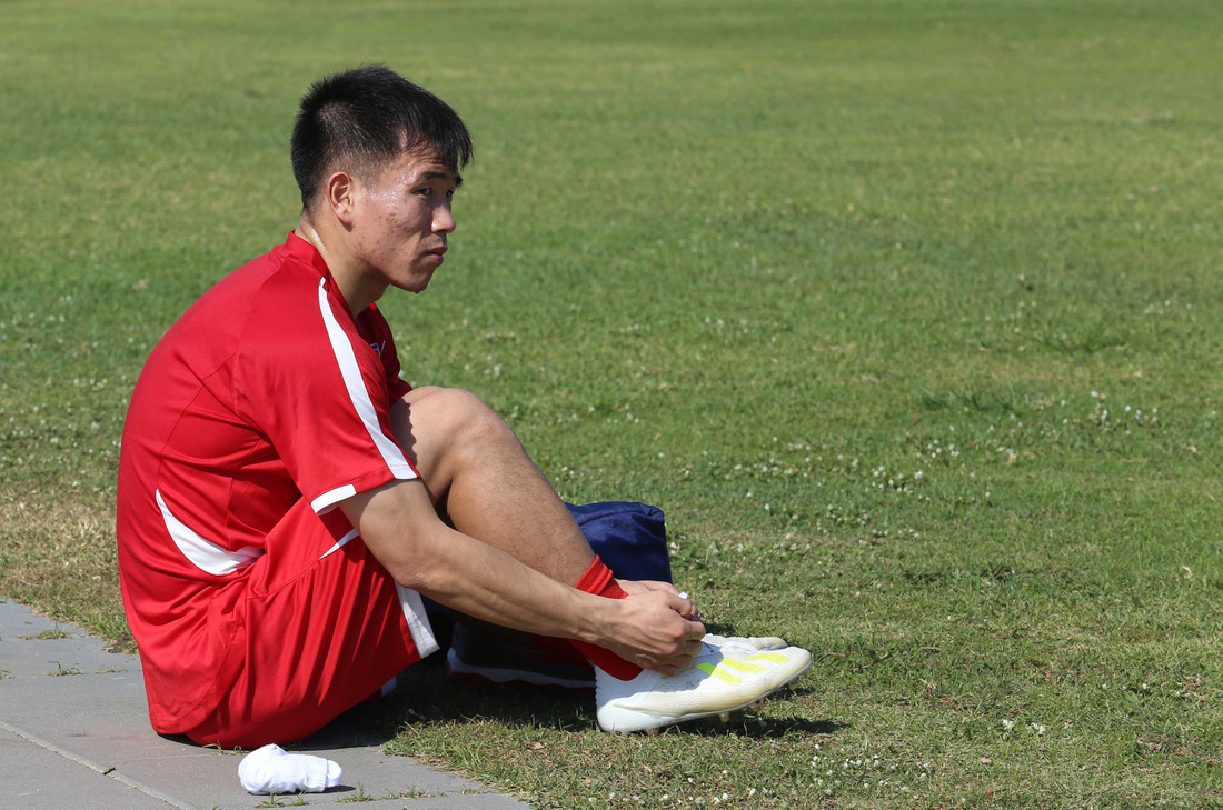 Cầu thủ U23 Triều Tiên chạy ra đường nhặt bóng trong buổi tập lộ thiên - Ảnh 13.