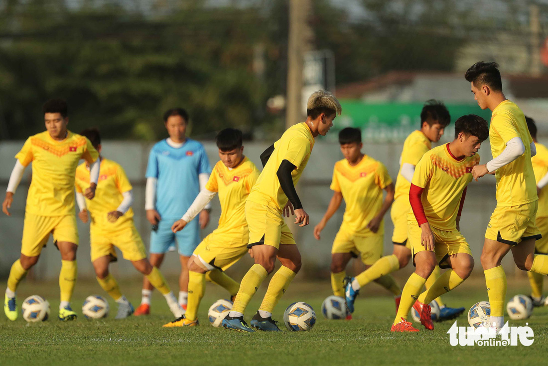 U23 Việt Nam tập rê dắt bóng trước trận gặp UAE - Ảnh 1.