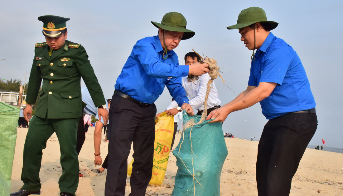 Chủ tịch tỉnh kể chuyện đi dự giờ, nhặt rác, gặp tài xế xích lô... - Ảnh 1.