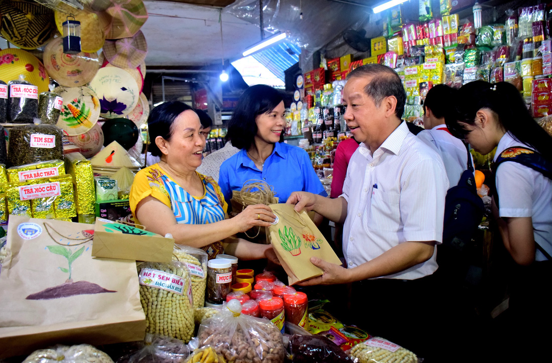 Chủ tịch tỉnh kể chuyện đi dự giờ, nhặt rác, gặp tài xế xích lô... - Ảnh 7.