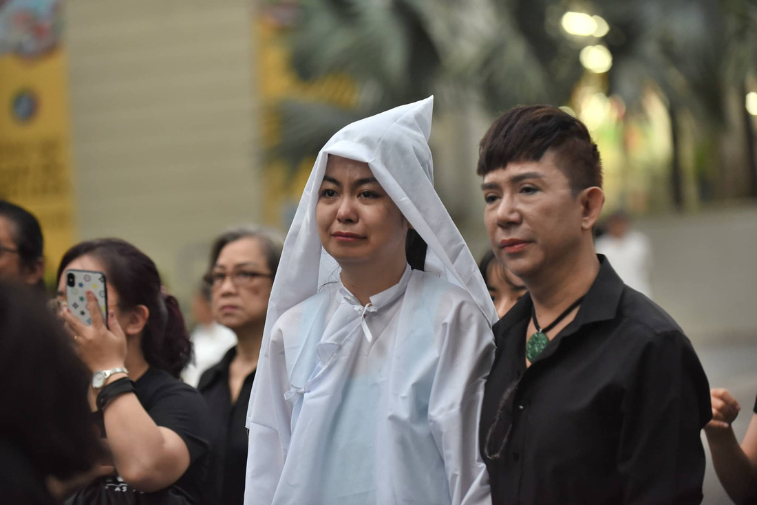 Vợ Nguyễn Chánh Tín đau buồn tiễn đưa chồng về nơi an nghỉ - Ảnh 5.