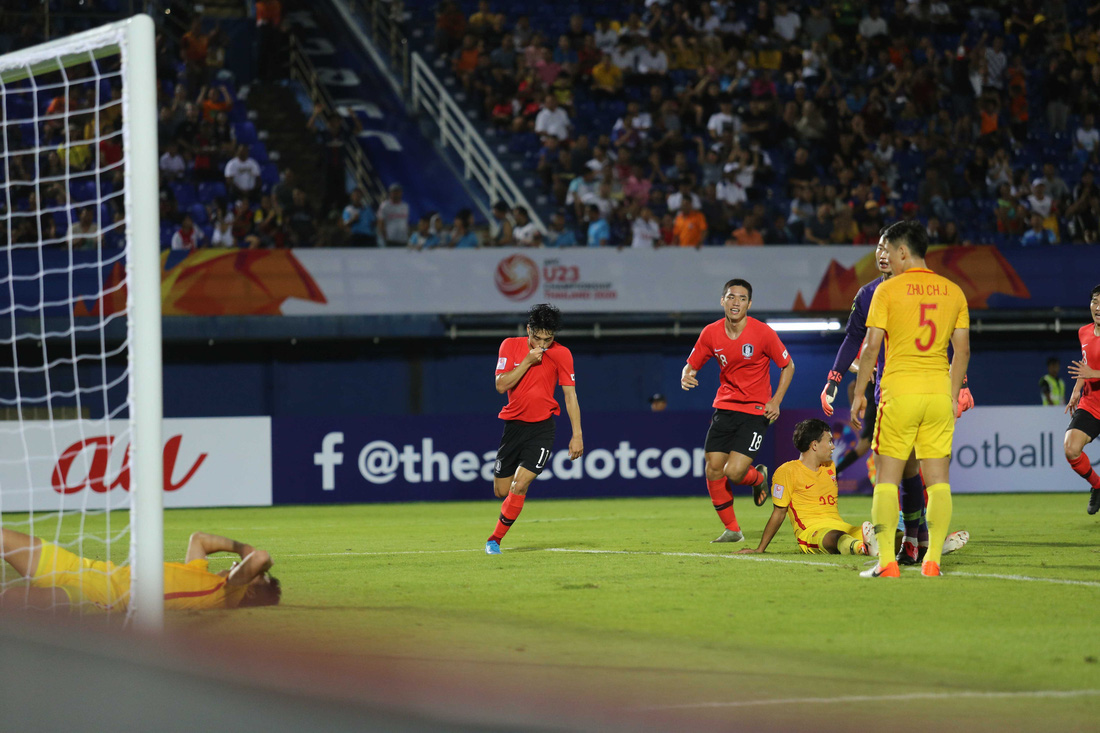 Chùm ảnh cầu thủ Hàn Quốc bùng nổ, cầu thủ Trung Quốc sụp đổ sau bàn thắng muộn - Ảnh 3.