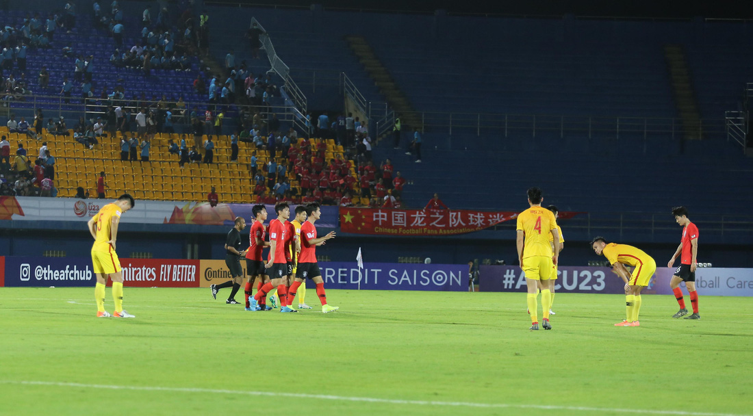 Chùm ảnh cầu thủ Hàn Quốc bùng nổ, cầu thủ Trung Quốc sụp đổ sau bàn thắng muộn - Ảnh 8.