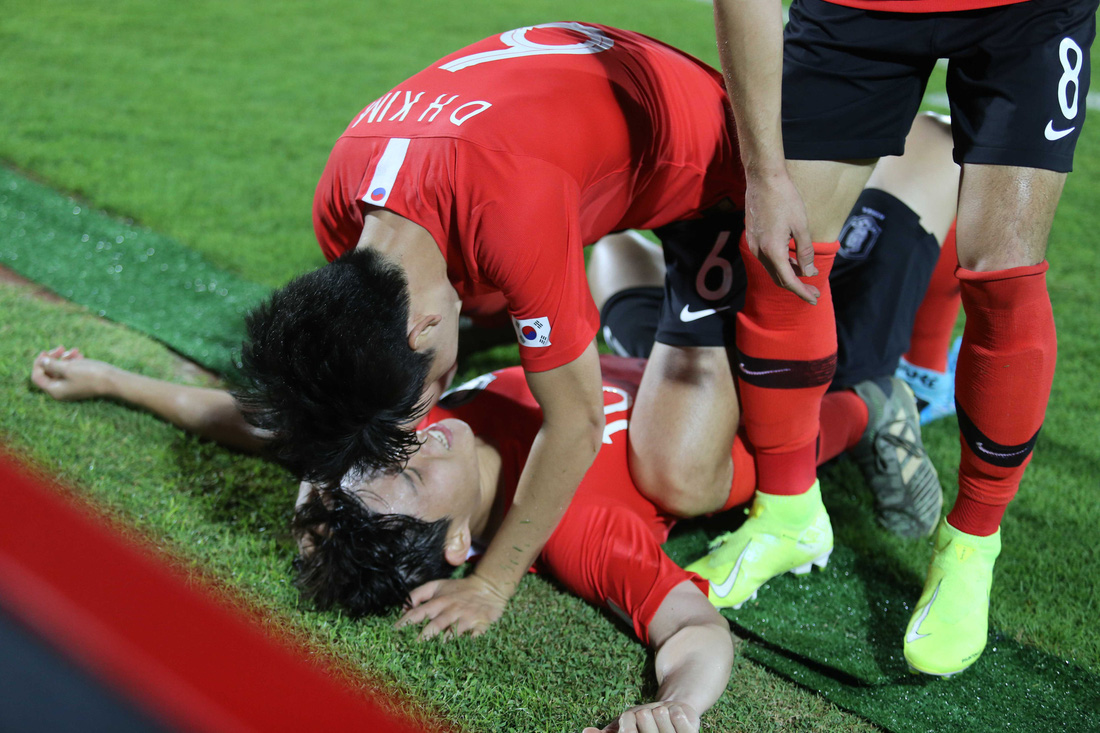 Chùm ảnh cầu thủ Hàn Quốc bùng nổ, cầu thủ Trung Quốc sụp đổ sau bàn thắng muộn - Ảnh 5.