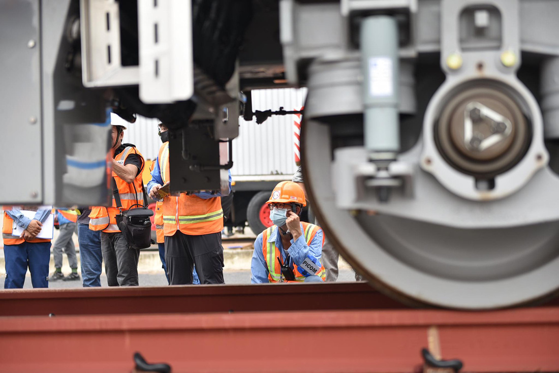 Tàu metro 1 lăn bánh ở depot, tháng 4-2021 sẽ chạy thử từ ngã tư Bình Thái về Long Bình - Ảnh 5.