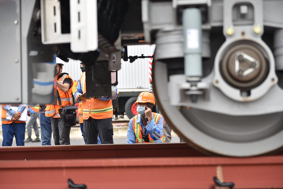 Tàu metro 1 lăn bánh ở depot, tháng 4-2021 sẽ chạy thử từ ngã tư Bình Thái về Long Bình - Ảnh 5.