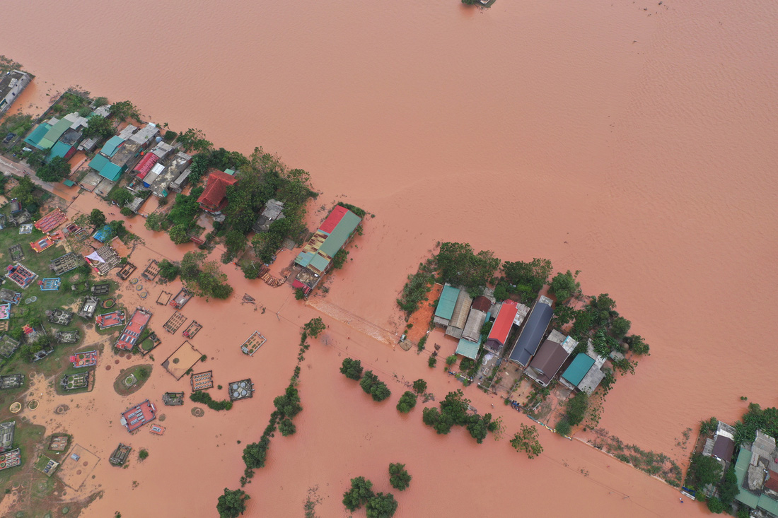 Nhiều làng ở Quảng Trị vẫn ngập trong biển nước - Ảnh 2.