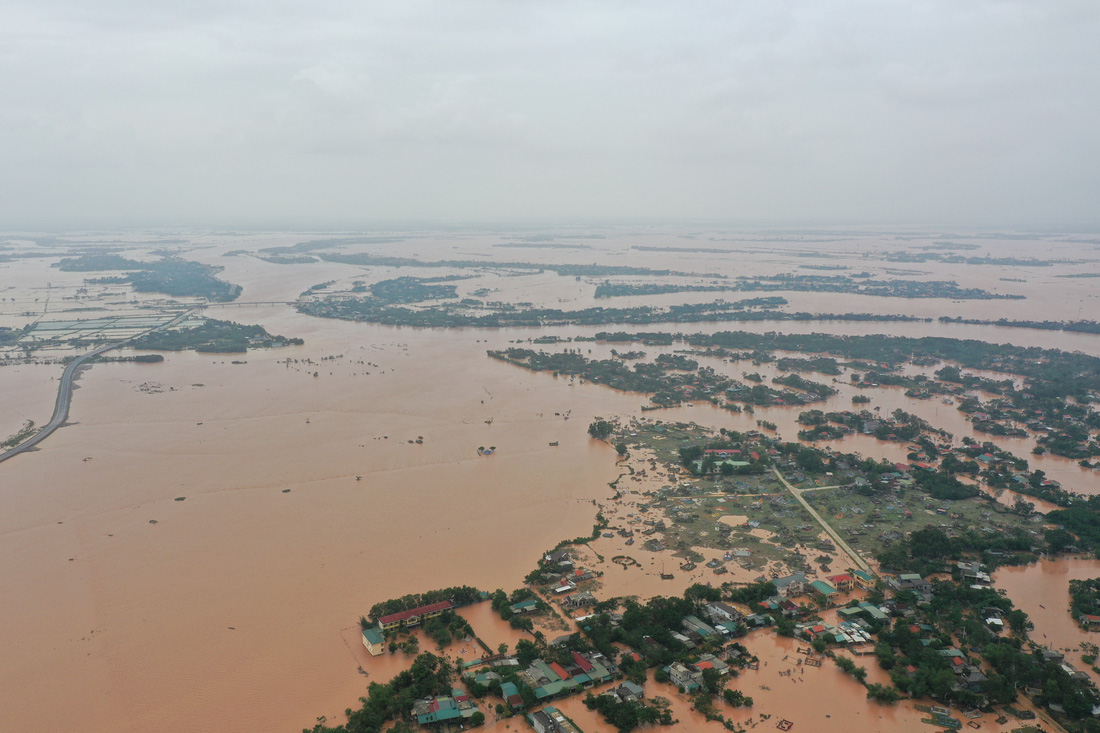 Nhiều làng ở Quảng Trị vẫn ngập trong biển nước - Ảnh 1.