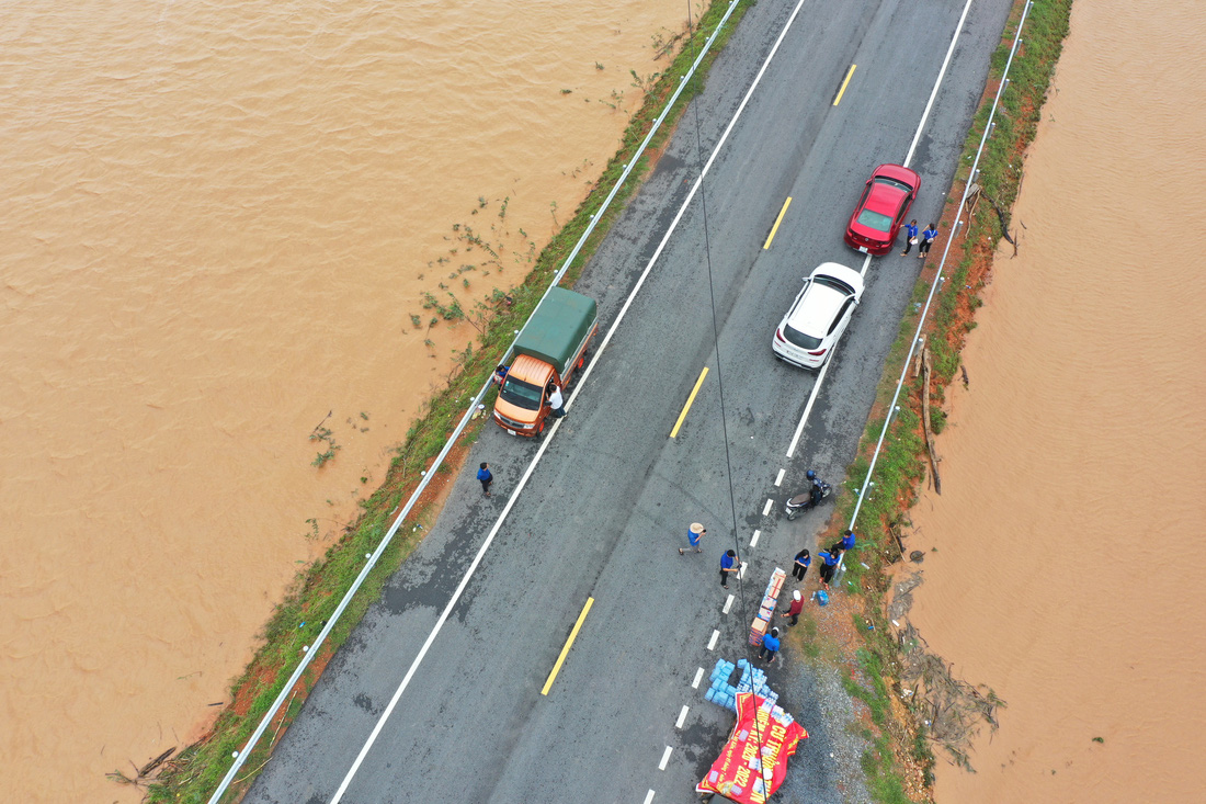Nhiều làng ở Quảng Trị vẫn ngập trong biển nước - Ảnh 6.