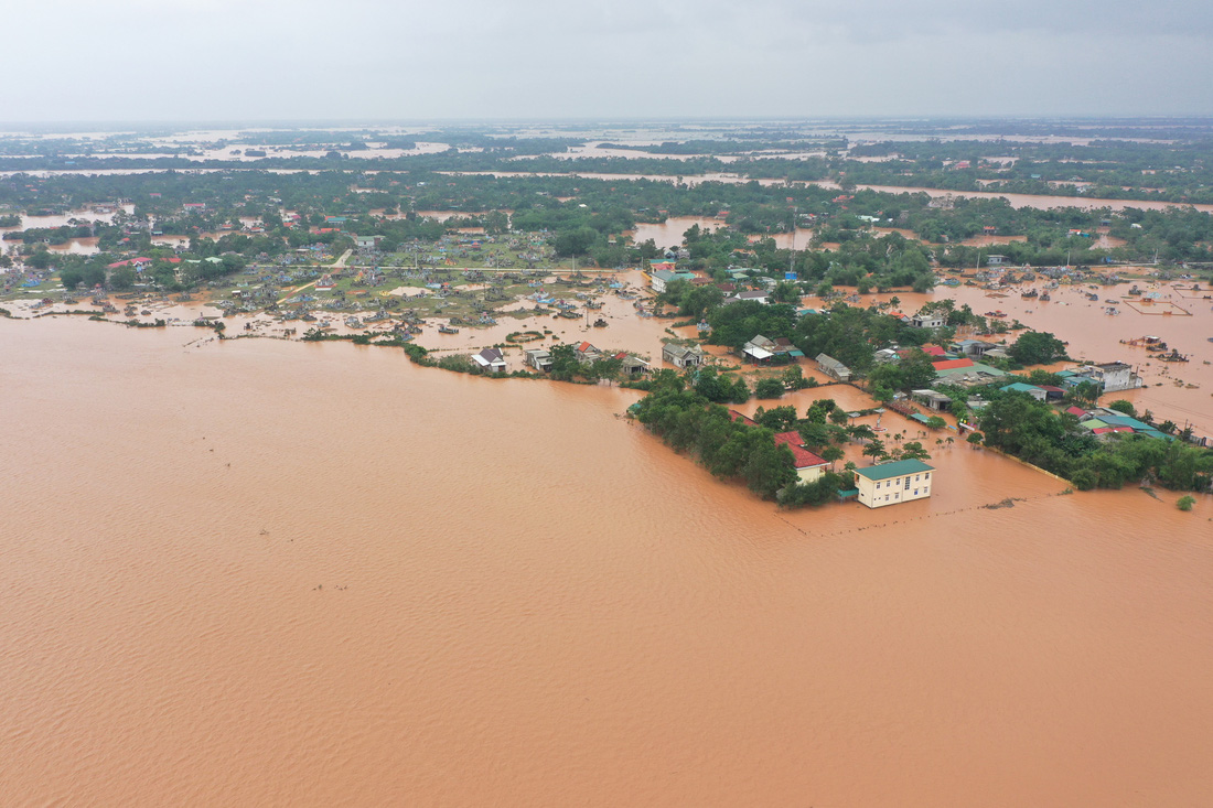 Nhiều làng ở Quảng Trị vẫn ngập trong biển nước - Ảnh 8.