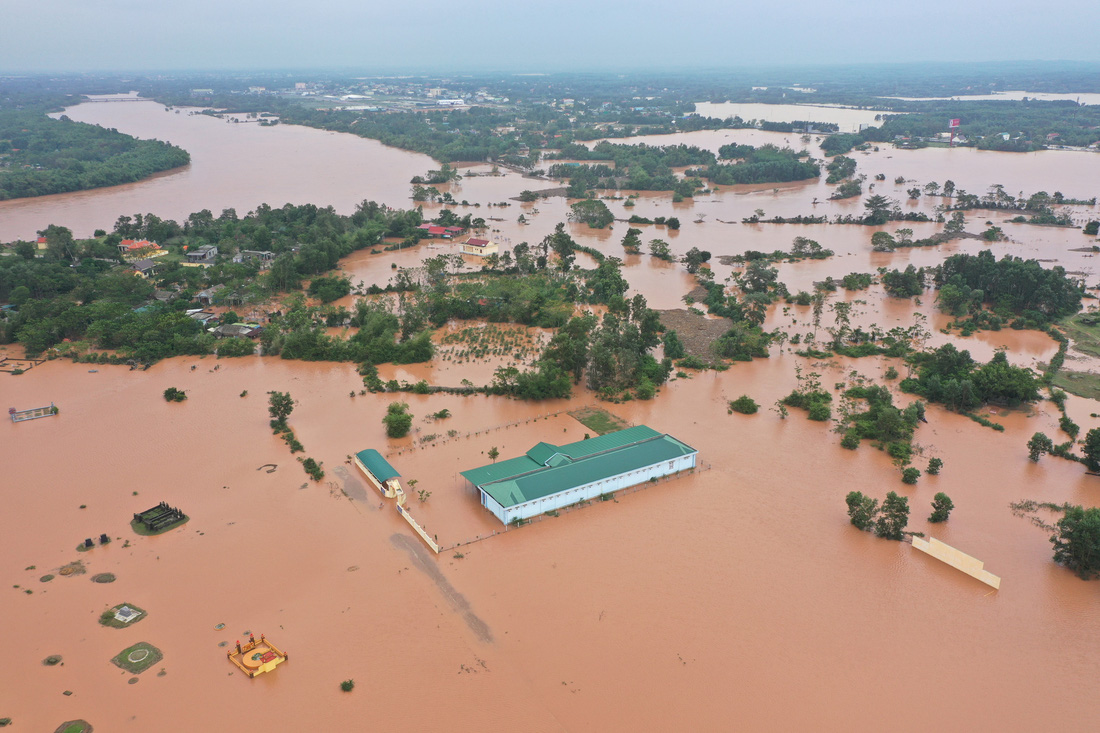 Nhiều làng ở Quảng Trị vẫn ngập trong biển nước - Ảnh 4.