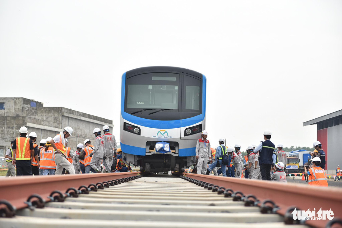 Tàu metro 1 lăn bánh ở depot, tháng 4-2021 sẽ chạy thử từ ngã tư Bình Thái về Long Bình - Ảnh 1.