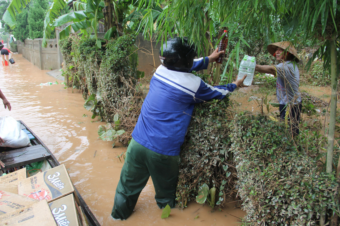 Mang hàng cứu trợ dân làng bị nước lũ vây suốt 4 ngày ở Quảng Trị - Ảnh 7.