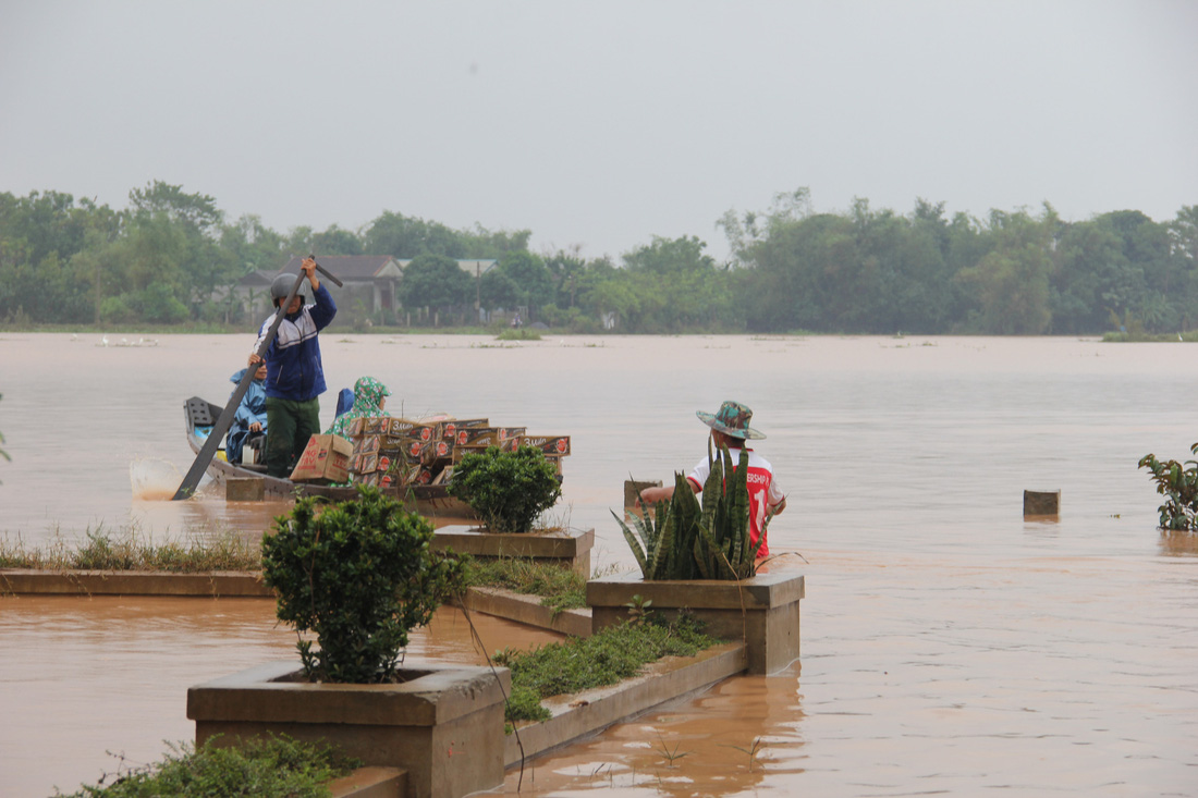 Mang hàng cứu trợ dân làng bị nước lũ vây suốt 4 ngày ở Quảng Trị - Ảnh 9.
