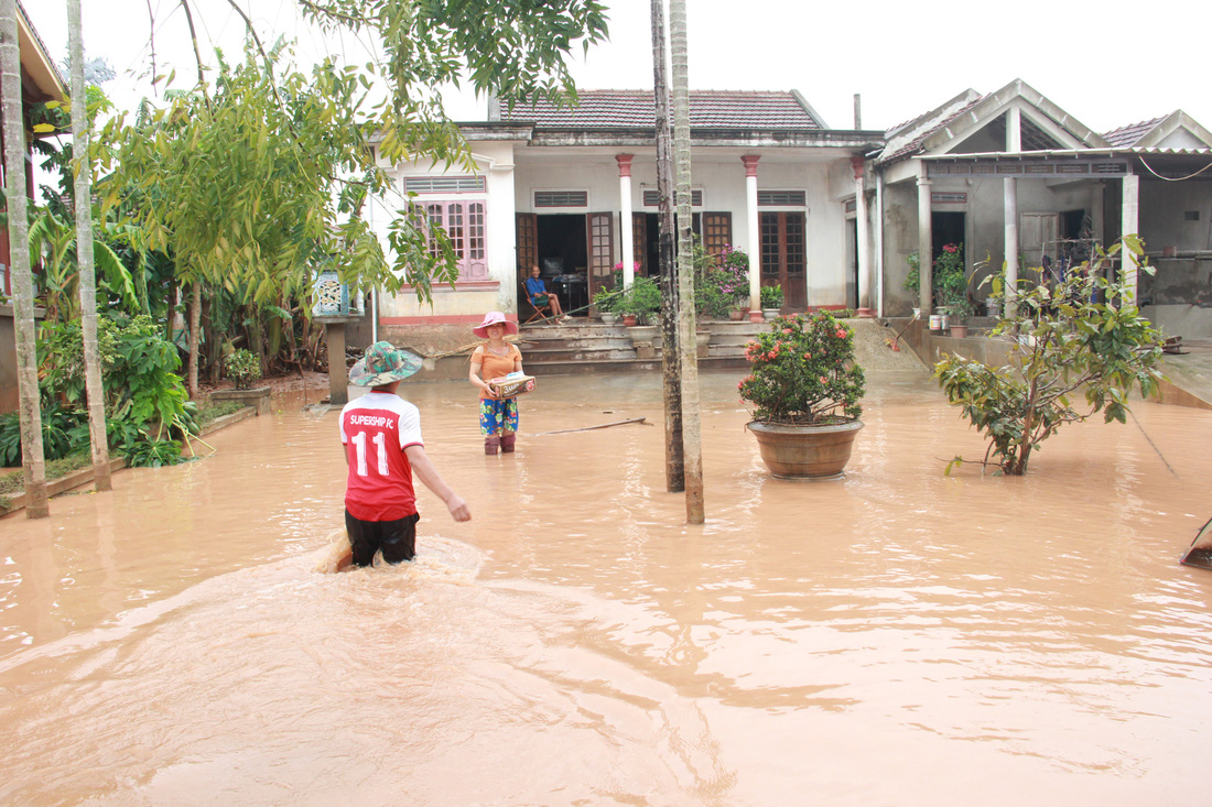 Mang hàng cứu trợ dân làng bị nước lũ vây suốt 4 ngày ở Quảng Trị - Ảnh 11.