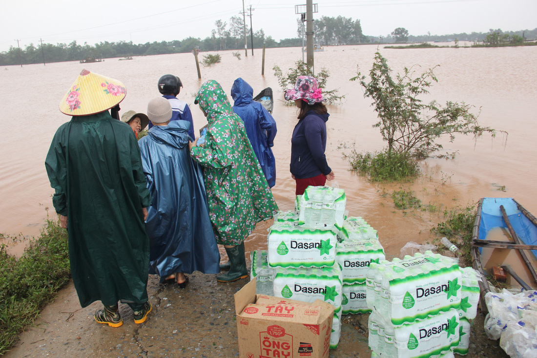 Mang hàng cứu trợ dân làng bị nước lũ vây suốt 4 ngày ở Quảng Trị - Ảnh 4.