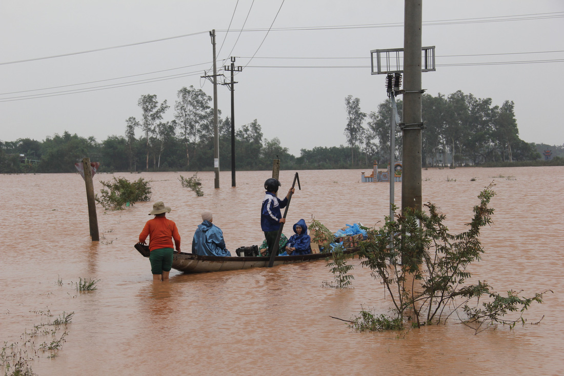 Mang hàng cứu trợ dân làng bị nước lũ vây suốt 4 ngày ở Quảng Trị - Ảnh 2.