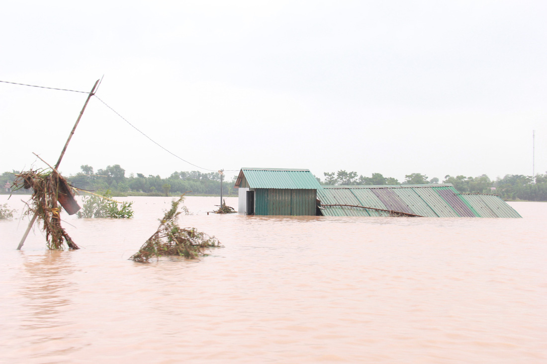 Mang hàng cứu trợ dân làng bị nước lũ vây suốt 4 ngày ở Quảng Trị - Ảnh 3.