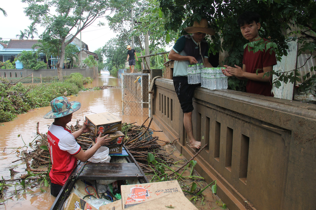 Mang hàng cứu trợ dân làng bị nước lũ vây suốt 4 ngày ở Quảng Trị - Ảnh 6.