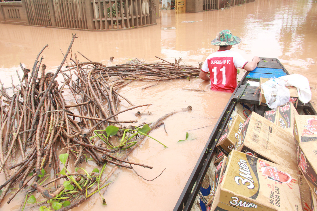 Mang hàng cứu trợ dân làng bị nước lũ vây suốt 4 ngày ở Quảng Trị - Ảnh 1.