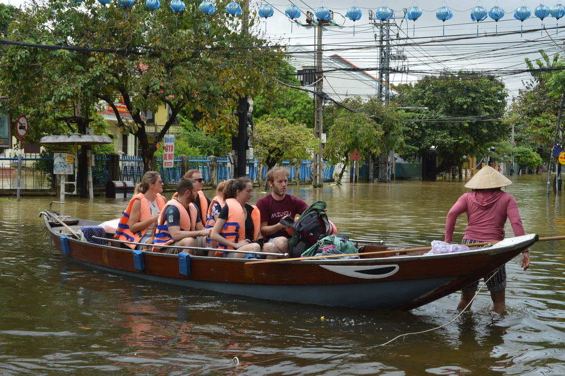 Bất ngờ với tour du lịch dạo phố cổ bằng ghe thăm Hội An mùa nước lũ - Ảnh 4.