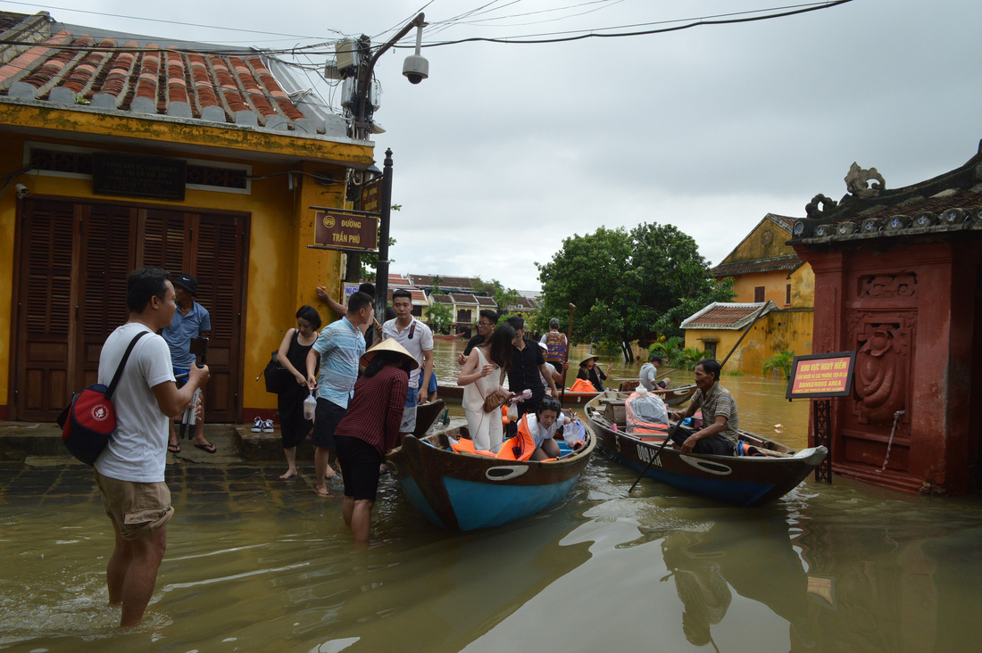 Bất ngờ với tour du lịch dạo phố cổ bằng ghe thăm Hội An mùa nước lũ - Ảnh 2.