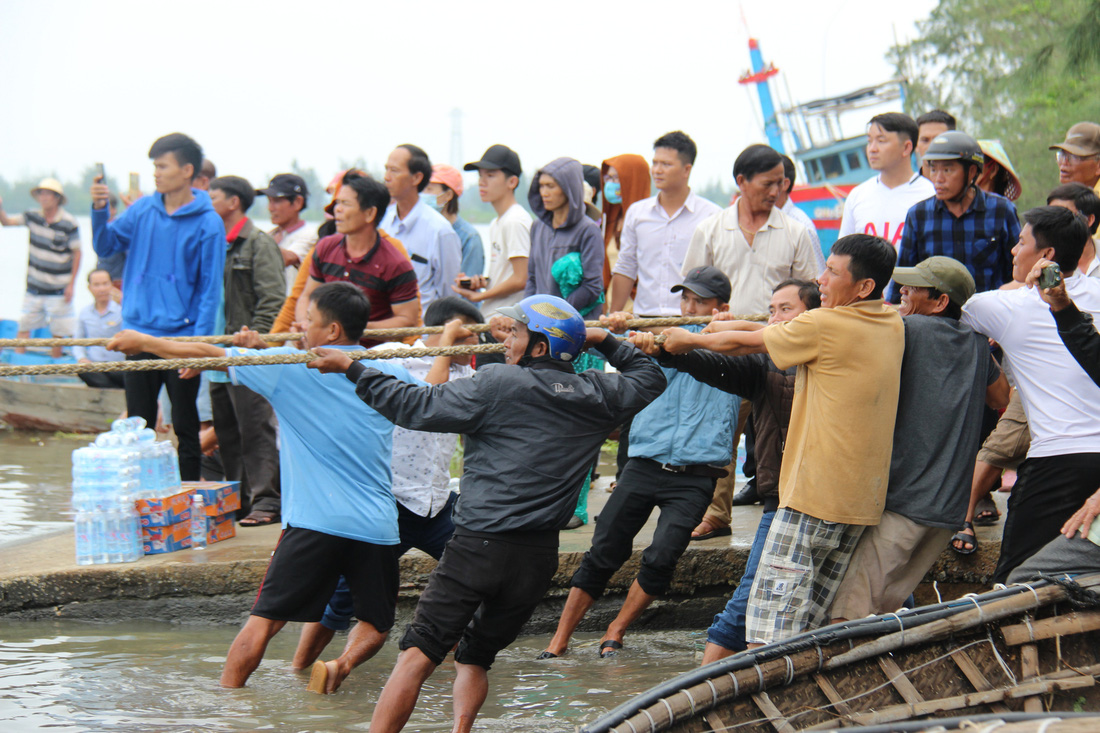 Trục vớt tàu tìm hai cha con mất tích khi chìm tàu cá trên sông Trường Giang - Ảnh 6.