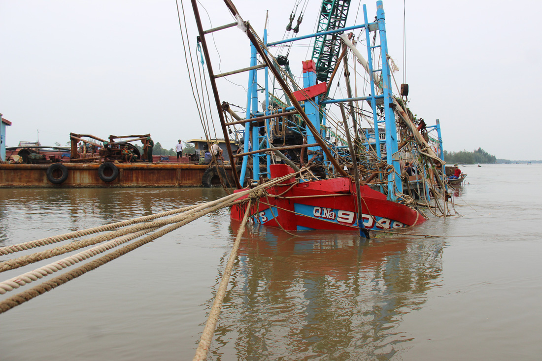 Trục vớt tàu tìm hai cha con mất tích khi chìm tàu cá trên sông Trường Giang - Ảnh 5.