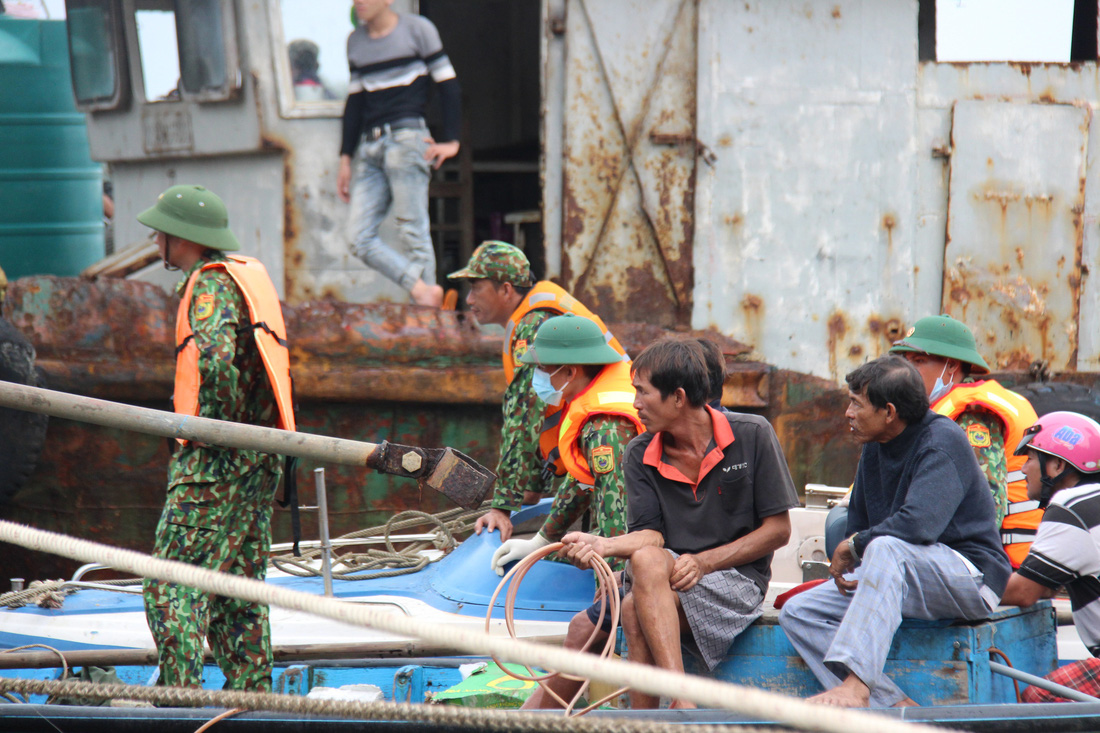 Trục vớt tàu tìm hai cha con mất tích khi chìm tàu cá trên sông Trường Giang - Ảnh 3.