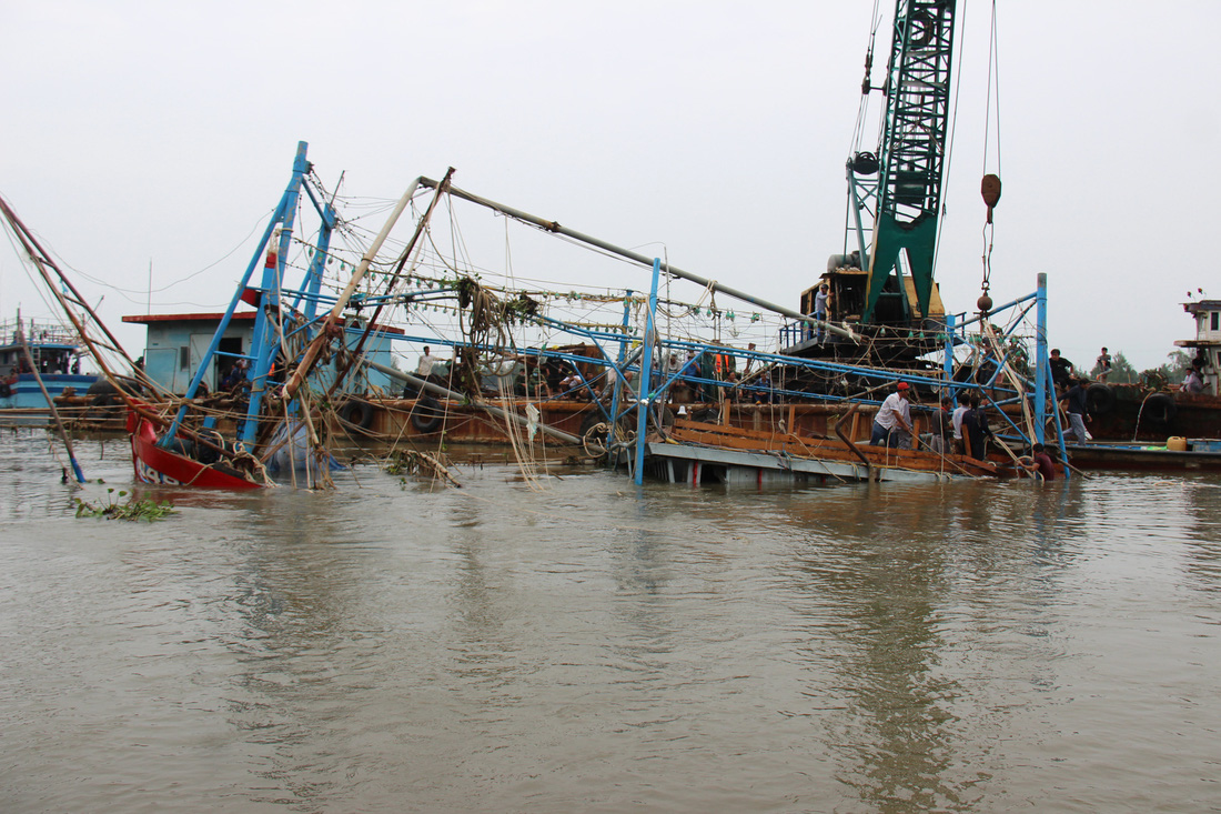 Trục vớt tàu tìm hai cha con mất tích khi chìm tàu cá trên sông Trường Giang - Ảnh 2.