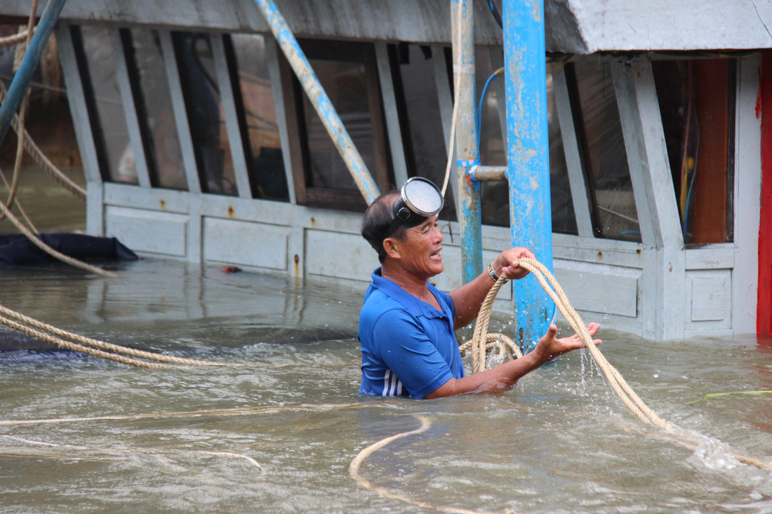 Trục vớt tàu tìm hai cha con mất tích khi chìm tàu cá trên sông Trường Giang - Ảnh 7.